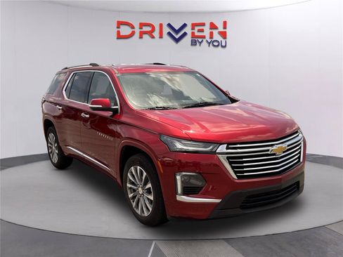 Used 2023 Chevrolet Traverse Premier FWD image 1