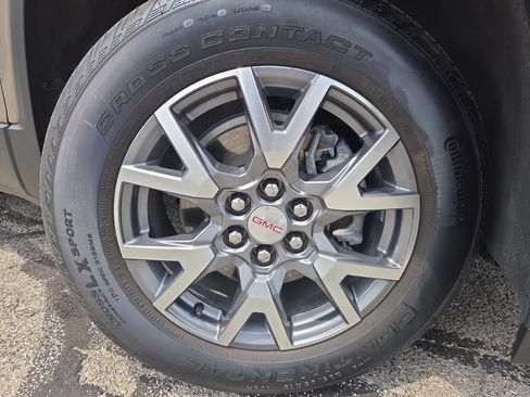 Used 2023 GMC Acadia SLT FWD image 11
