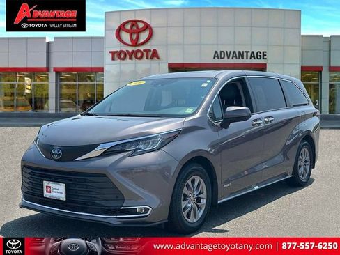 Used 2021 Toyota Sienna XLE AWD/4WD image 4
