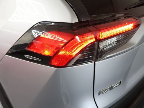 Used 2019 Toyota RAV4 LE FWD image 28