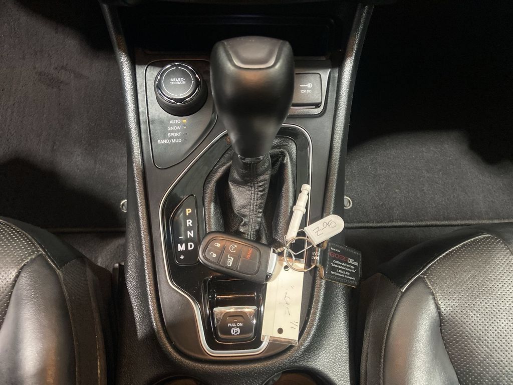 Used 2019 Jeep Cherokee Limited AWD/4WD image 16