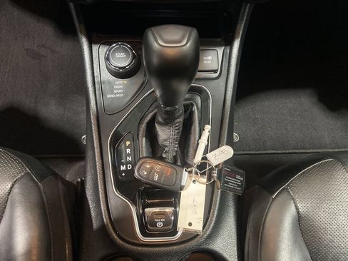 Used 2019 Jeep Cherokee Limited AWD/4WD image 16
