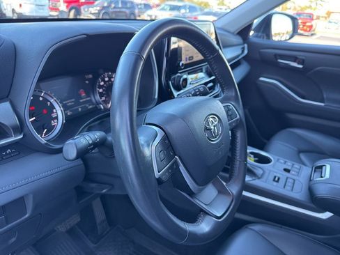 Used 2023 Toyota Highlander XLE image 30