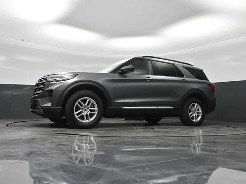 Used 2025 Ford Explorer Active AWD/4WD image 21