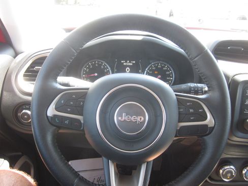 Used 2016 Jeep Renegade Latitude FWD image 17