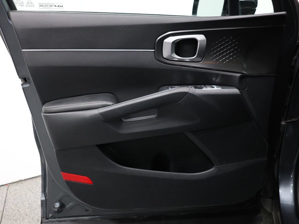 Used 2022 Kia Sorento LX FWD image 12