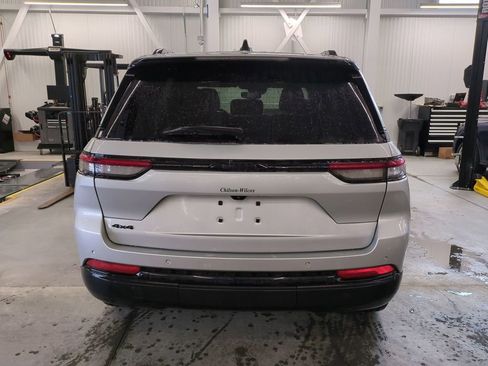 Used 2023 Jeep Grand Cherokee Altitude image 4