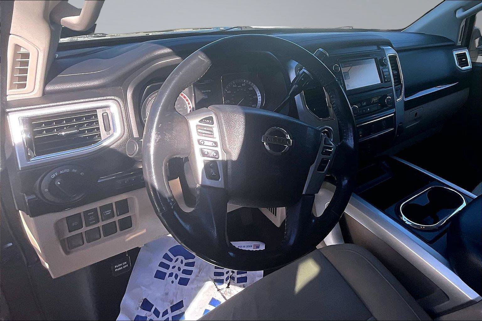 Used 2017 Nissan Titan SV AWD/4WD image 15