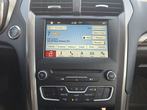 Used 2018 Ford Fusion SE w/ Fusion SE Technology Package FWD image 16