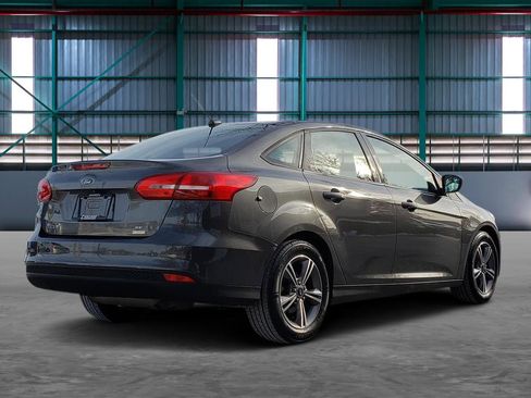 Used 2018 Ford Focus SE w/ SE Appearance Package image 5