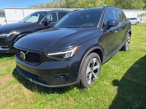 Used 2023 Volvo XC40 B5 Plus w/ Climate Package AWD/4WD image 1