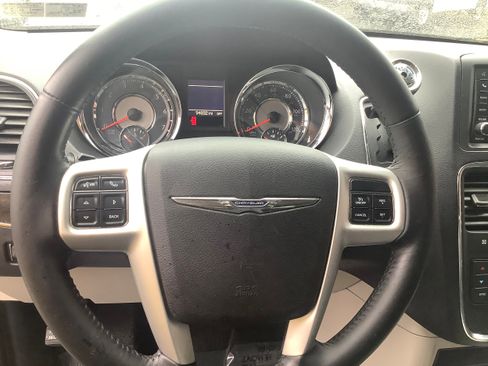 Used 2015 Chrysler Town & Country Touring image 19