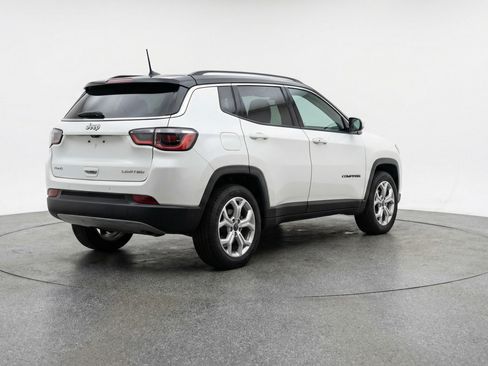Used 2025 Jeep Compass Latitude image 9