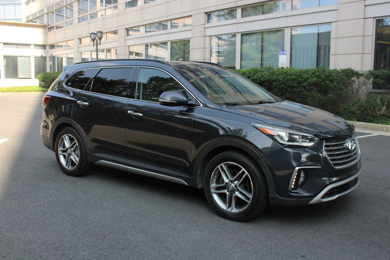 Used 2017 Hyundai Santa Fe Limited AWD/4WD image 2
