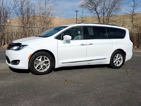 Used 2018 Chrysler Pacifica Touring-L Plus image 4