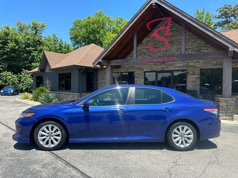 Used 2018 Toyota Camry LE FWD image 2