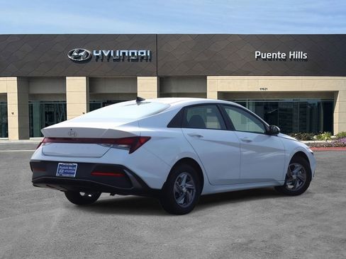 New 2026 Hyundai Elantra SE FWD image 3