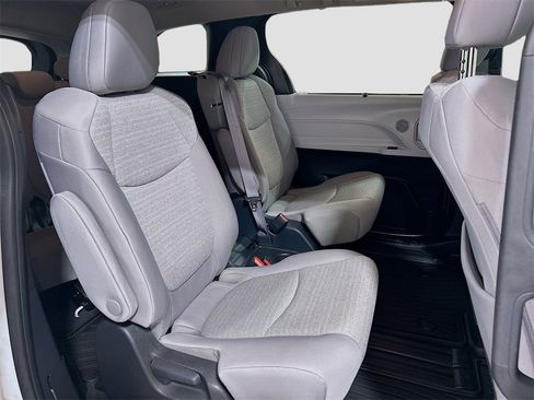Used 2025 Toyota Sienna LE image 24