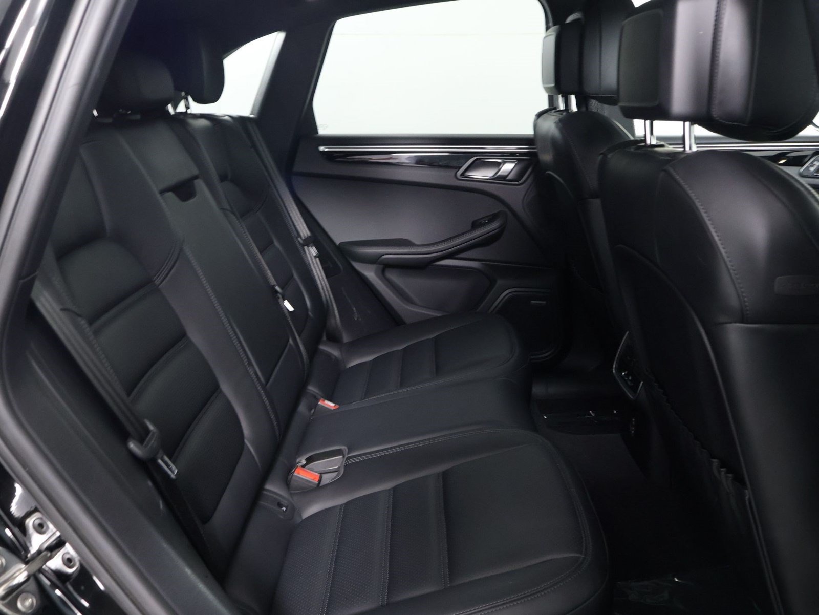 Certified 2024 Porsche Macan S AWD/4WD image 32