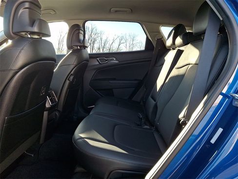 Used 2023 Kia Sportage EX image 9