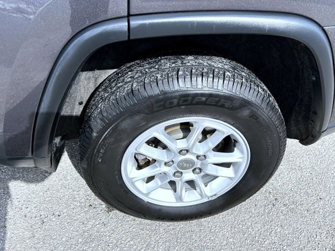 Used 2018 Jeep Grand Cherokee Laredo image 22