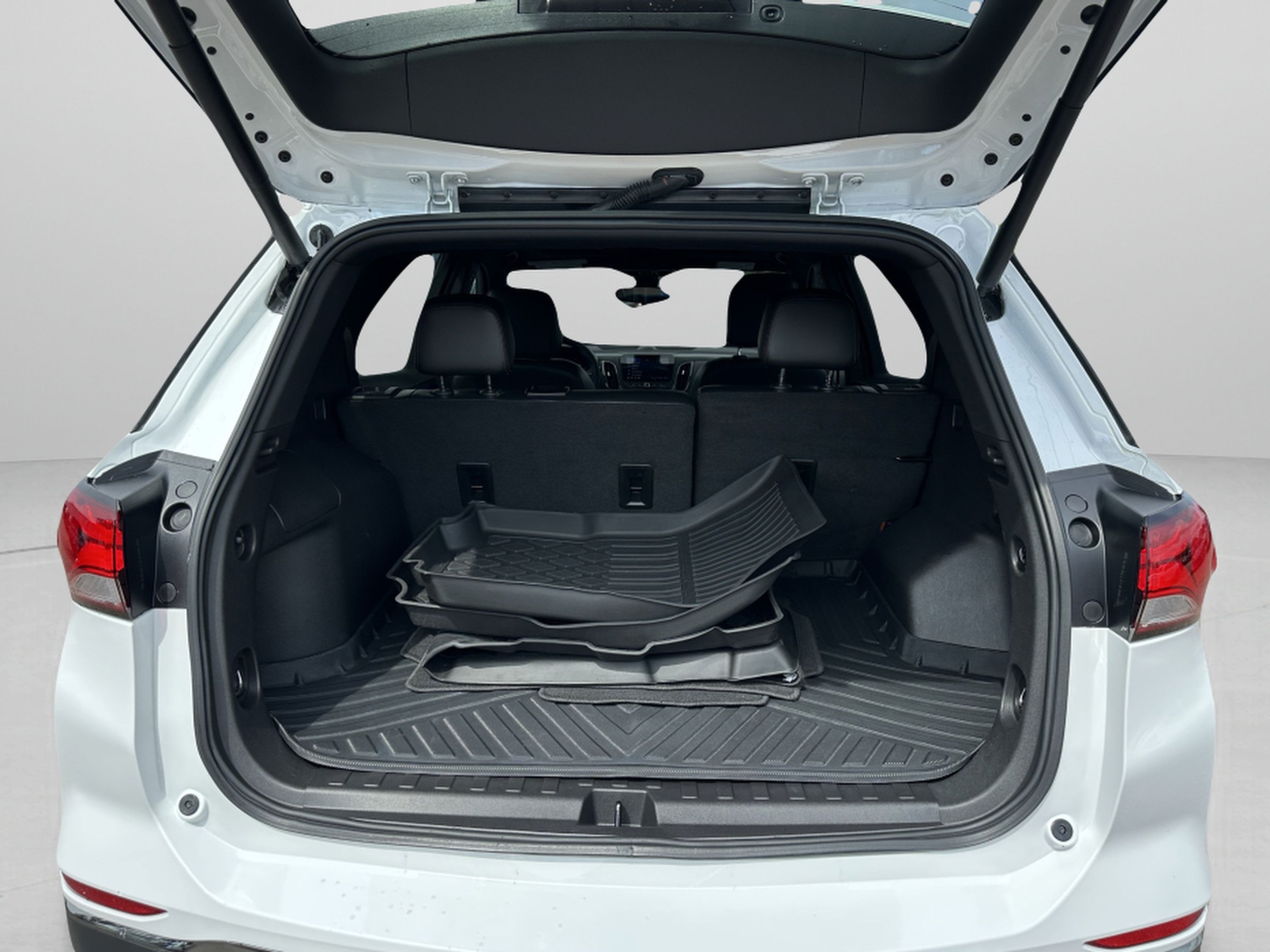 Used 2023 Chevrolet Equinox RS w/ RS Leather Package FWD image 8