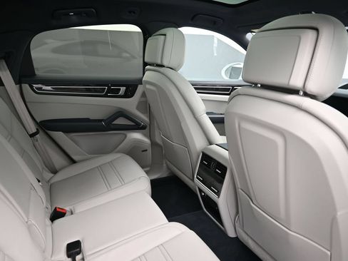 Certified 2023 Porsche Cayenne S AWD/4WD image 7