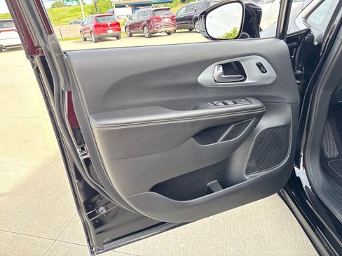 Used 2026 Chrysler Pacifica Limited FWD image 13