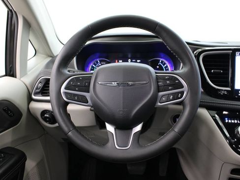 Used 2023 Chrysler Pacifica Touring-L FWD image 24