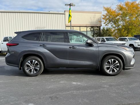 Used 2021 Toyota Highlander XLE image 9