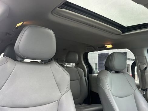 Used 2022 Toyota Sienna XLE w/ XLE Plus Package image 21