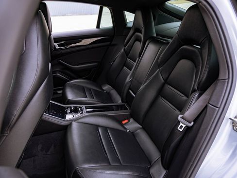 Used 2018 Porsche Panamera 4 image 33