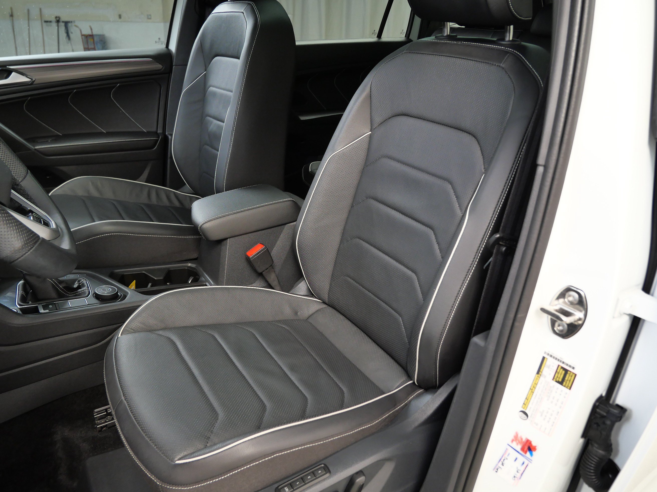 Used 2024 Volkswagen Tiguan SEL R-Line w/ MDO Package, Two-Row AWD/4WD image 3