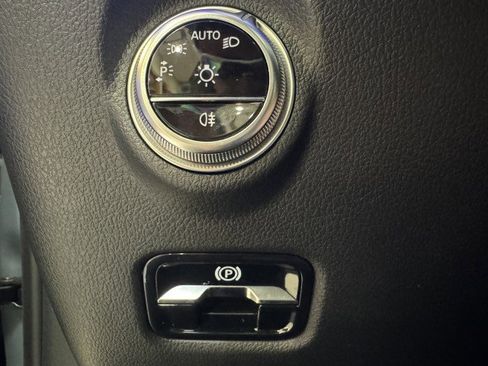 Used 2025 Mercedes-Benz C 300 Sedan image 17