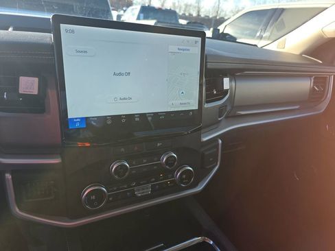 Used 2024 Ford Expedition XLT image 11