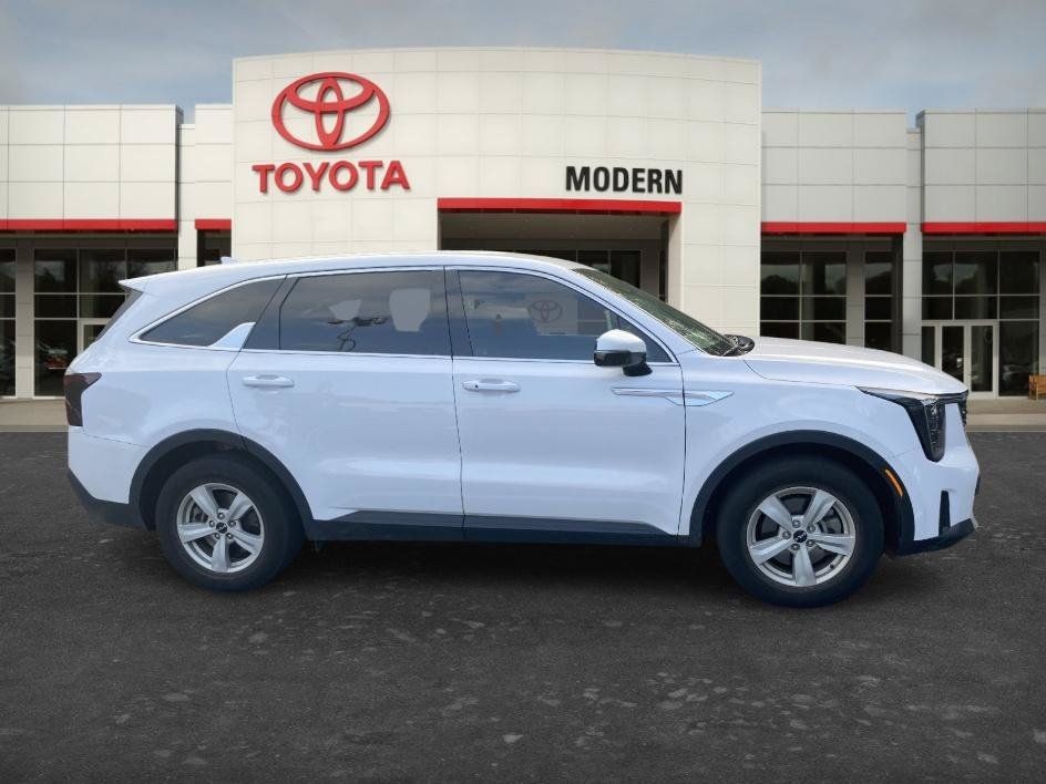 Used 2025 Kia Sorento LX FWD image 10