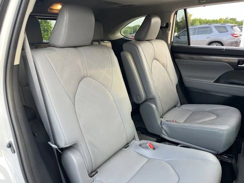 Used 2021 Toyota Highlander Platinum FWD image 28