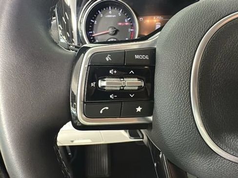 Used 2024 Kia Carnival EX FWD image 16