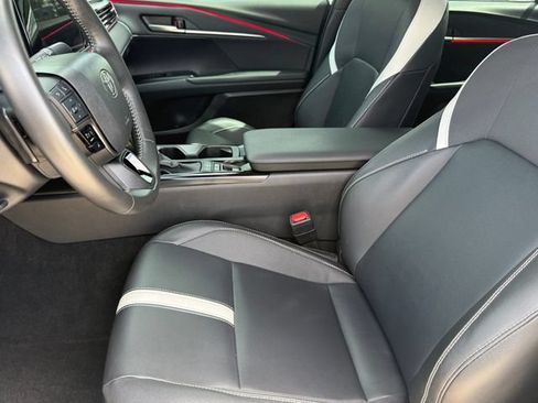 Used 2025 Toyota Camry SE AWD/4WD image 10