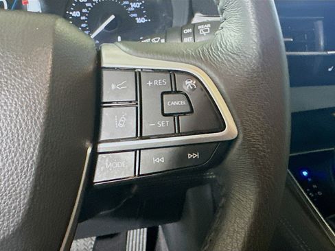 Used 2025 Toyota Sienna XLE FWD image 17