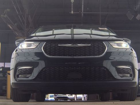 Used 2024 Chrysler Pacifica Limited FWD image 3