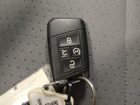 Used 2025 Volkswagen Jetta SE FWD image 32