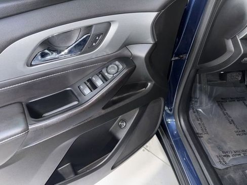 Used 2023 Chevrolet Traverse LT image 12