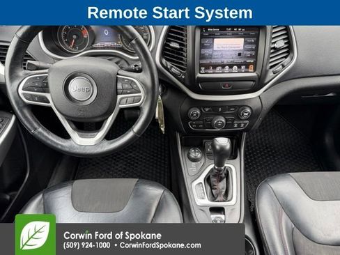 Used 2017 Jeep Cherokee Trailhawk AWD/4WD image 3