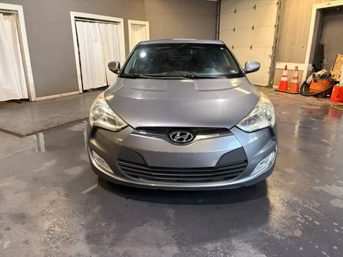 Used 2017 Hyundai Veloster FWD image 2