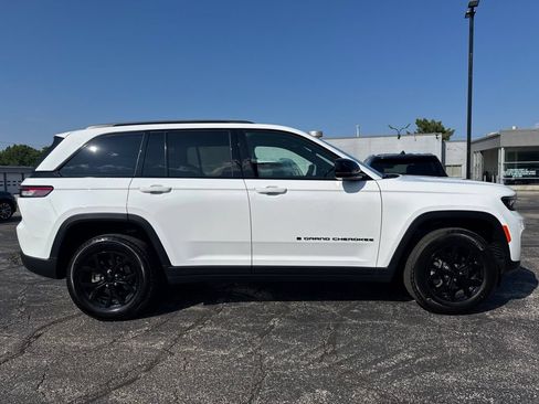 Used 2025 Jeep Grand Cherokee Altitude AWD/4WD image 2