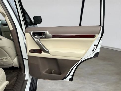 Used 2015 Lexus GX 460 image 32