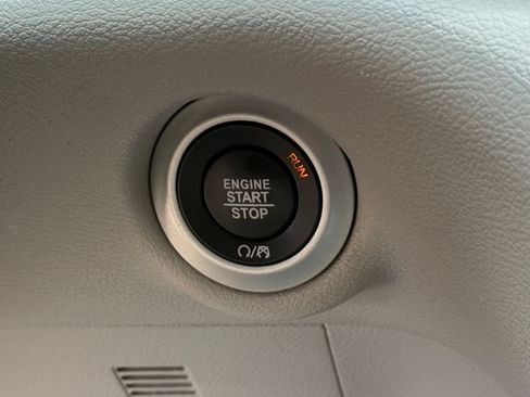 Used 2023 Chrysler Pacifica Touring-L FWD image 34