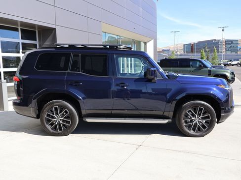 Used 2024 Lexus GX 550 w/ Accessory Package (31) AWD/4WD image 4