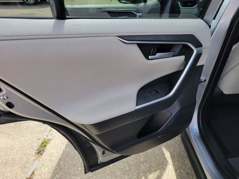 Used 2020 Toyota RAV4 Limited image 29